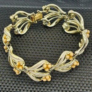 Vintage Coro Bracelet Gold Tone With Off-White Enamel Peach Colored Beads Marked